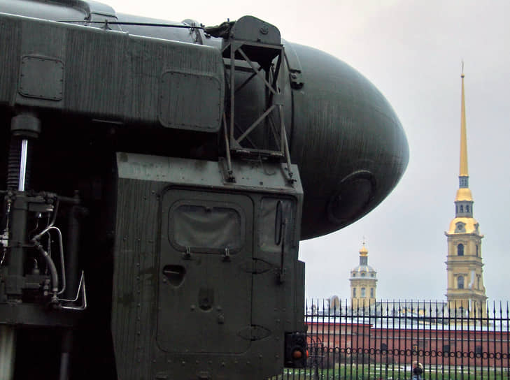 Российская ракета «Тополь-М» на открытой площадке Музея артиллерии, ракетных войск и войск связи в Петербурге