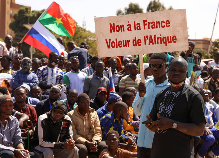 Протестующие в Буркина-Фасо требуют у нового президента Ибрагима Траоре выдворить французского посла. 20 января 2023 года