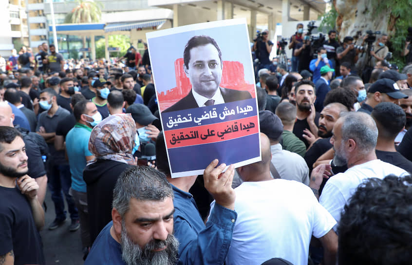 Сторонники ливанских шиитских групп «Амаль» и «Хезболла», протестующие против судьи Тарека Битара (на плакате), ведущего расследование взрыва в порту Бейрута 