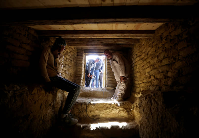 Гиза, Египет. Люди на месте открытия нескольких гробниц возрастом 4300 лет 