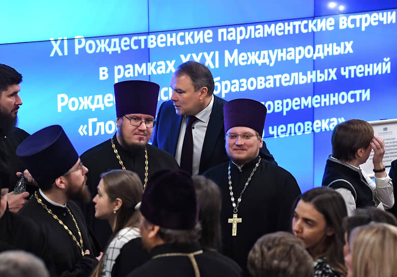 Заместитель председателя Госдумы Петр Толстой (в центре) 
