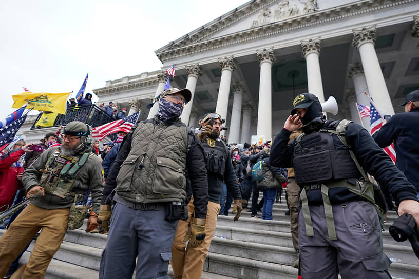 Участники движения стоят около восточного входа Капитолия США 6 января 2021 года в Вашингтоне