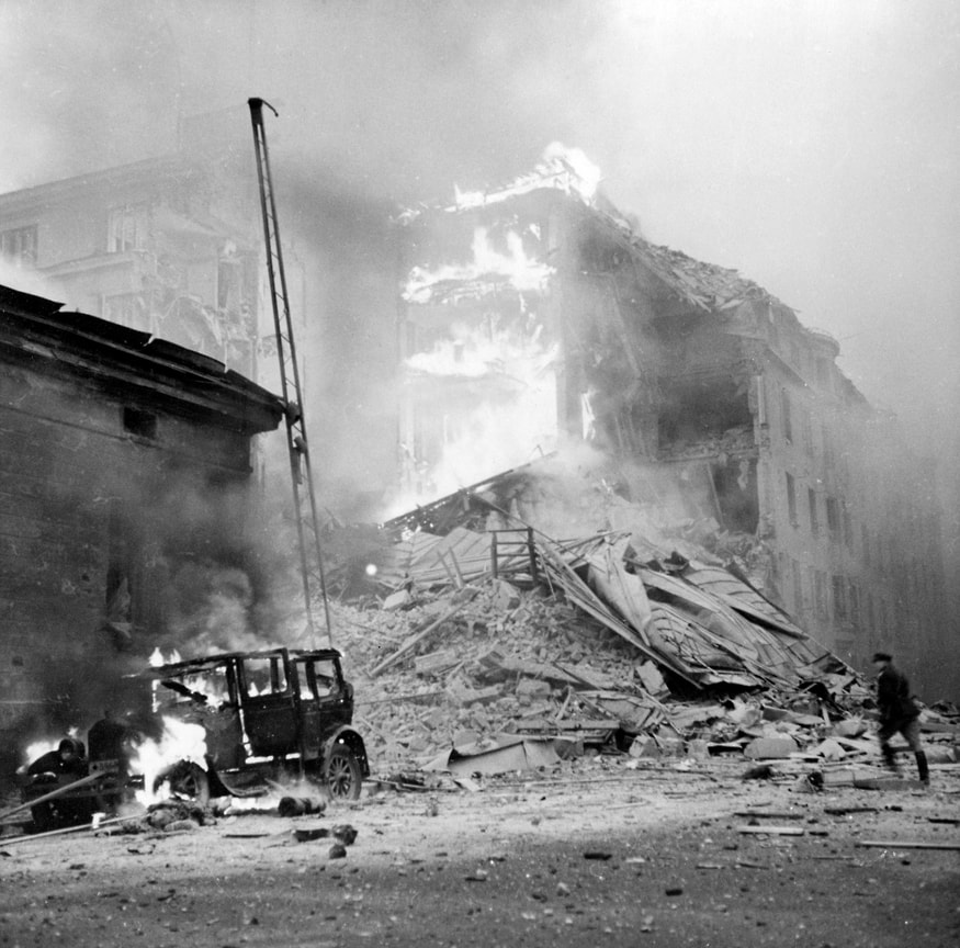 «Внизу, среди дыма и огня, были заметны резкие вспышки взрывов зажигательных бомб»