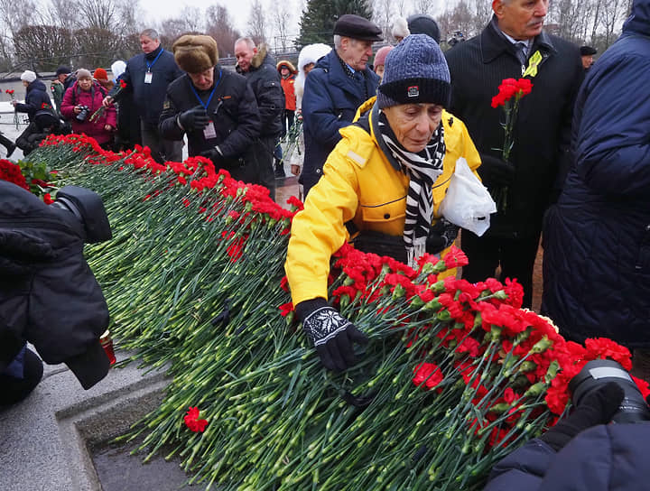Люди кладут цветы к монументу «Мать-Родина» на Пискаревском кладбище в Санкт-Петербурге