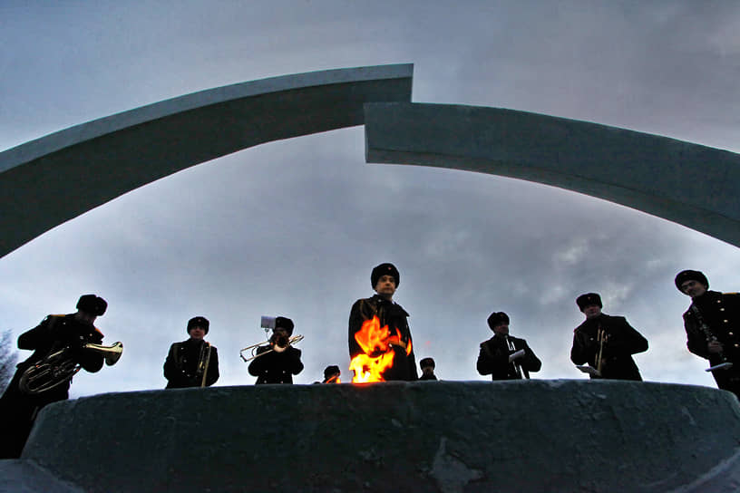 Военнослужащие у мемориала «Разорванное кольцо» в деревне Коккорево