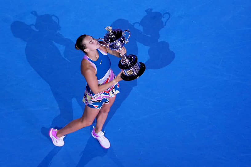 Теннисистка Арина Соболенко с главным трофеем Открытого чемпионата Австралии