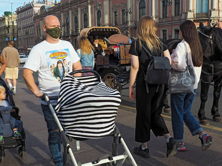 Санкт-Петербург. Мужчина с полосатой детской коляской