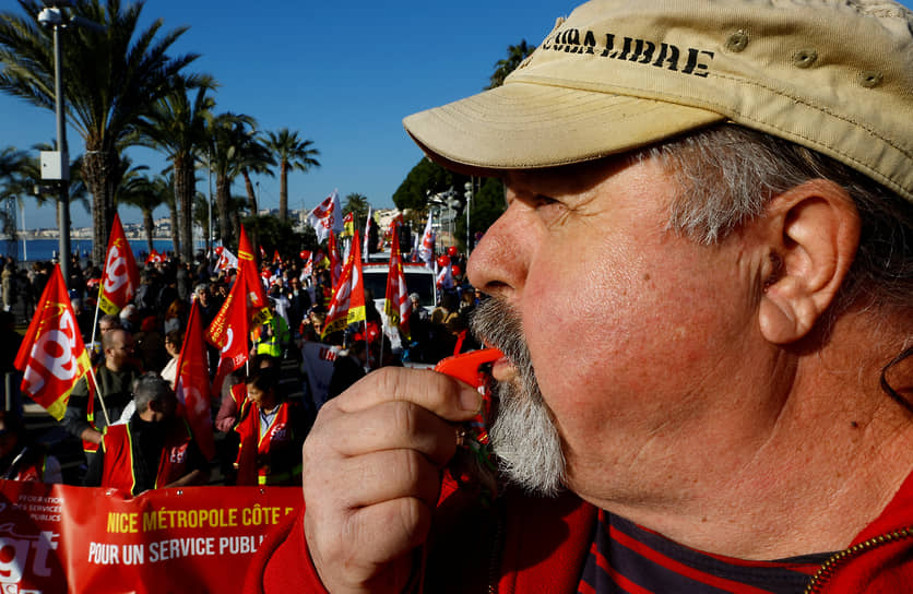 Члены профсоюза CGT во время забастовки против пенсионной реформы в Ницце, 31 января