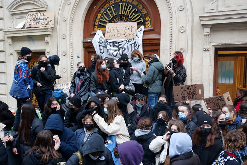 Парижские студенты перекрыли вход в Лицей Тюрго в день протестов против пенсионной реформы
