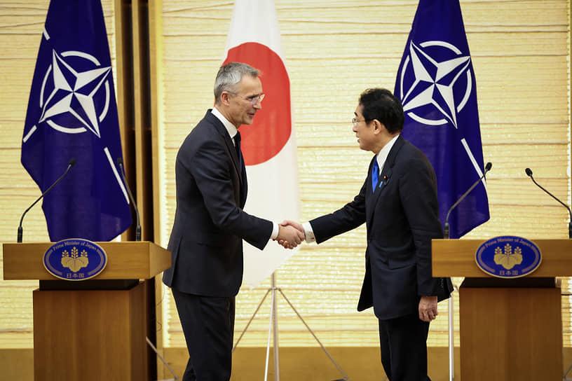 Генсек НАТО Йенс Столтенберг (слева) и премьер-министр Японии Фумио Кисида