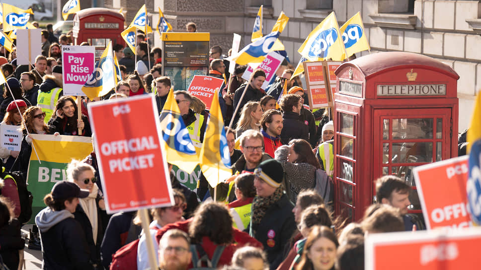 Великобританию охватила самая массовая забастовка за 10 лет