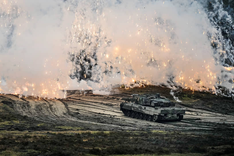 Аугустдорф, Германия. Танк Leopard 2 на полигоне имени фельдмаршала Эрвина Роммеля