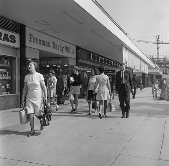 Первый универмаг Littlewoods открылся в 1937 году. На рубеже XX и XXI веков действовало 118 таких магазинов