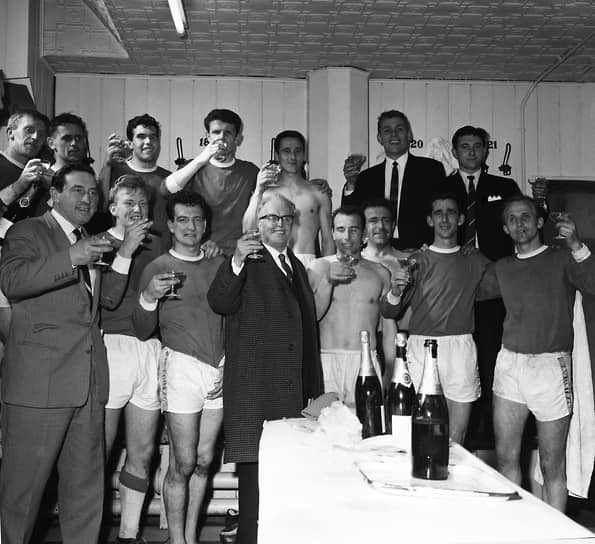Джон Мурс вместе с футболистами «Эвертона» отмечает победу своего клуба в чемпионате Англии. 1963 год