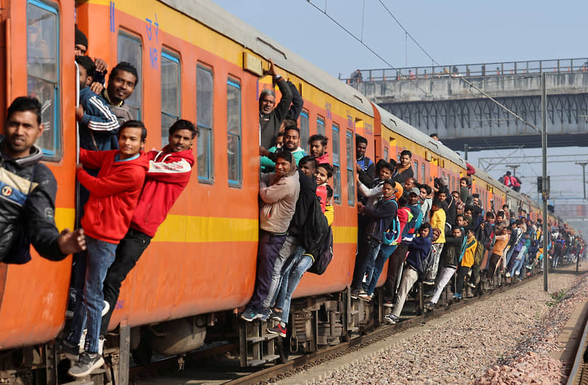 Газиабад, Индия. Пассажиры едут в переполненном поезде по направлению к железнодорожной станции на окраине Нью-Дели