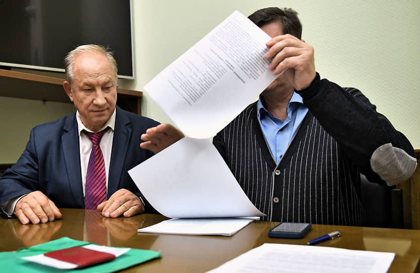 Валерий Рашкин (слева) оспаривал в Верховном суде постановление о досрочном прекращении его депутатских полномочий 