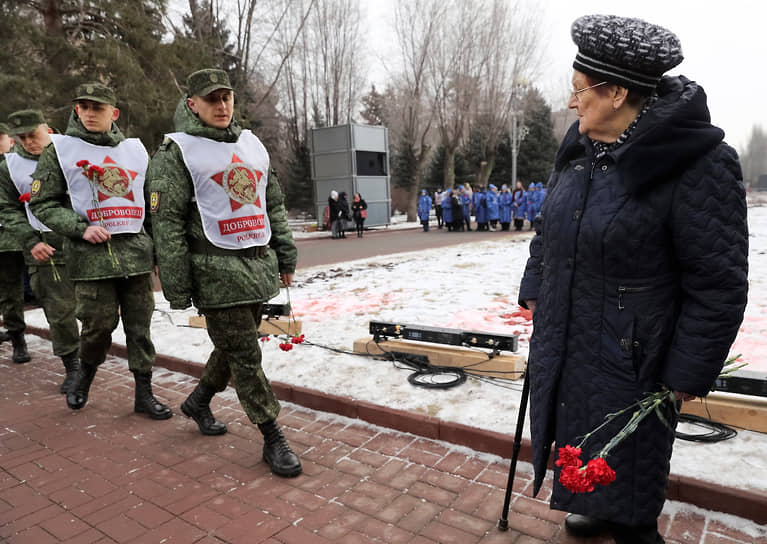 Участники церемонии возложения цветов к Вечному огню на Братской могиле защитников Красного Царицына и воинов 62-й и 64-й Армий, погибших при защите Сталинграда