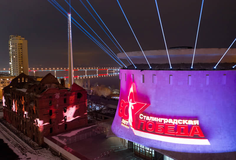 Световое шоу на здании музея-панорамы «Сталинградская битва» в Волгограде
