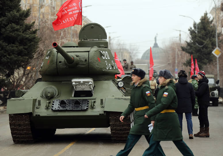 Военнослужащие перед началом парада в Волгограде