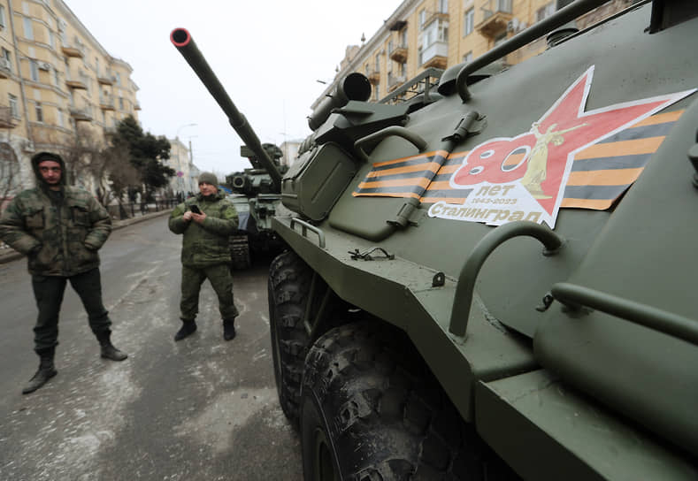 Военная техника на улицах Волгограда перед началом парада 