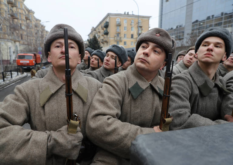 Военнослужащие на параде в честь 80-й годовщины победы в Сталинградской битве в Волгограде