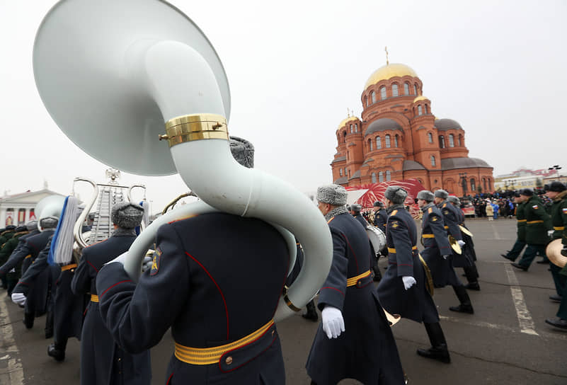Военный оркестр на фоне собора Александра Невского в Волгограде