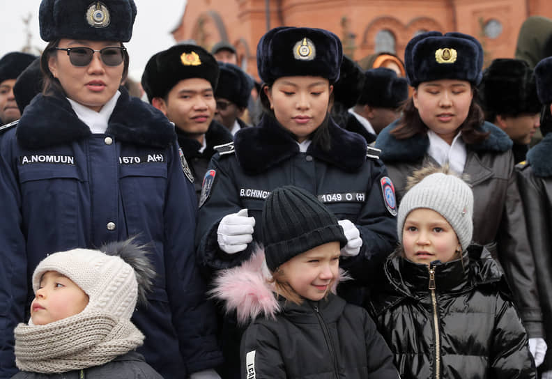 Зрители на параде на фоне собора Александра Невского в Волгограде