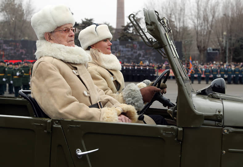 Ветеран Великой Отечественной войны Александр Медков на параде в Волгограде