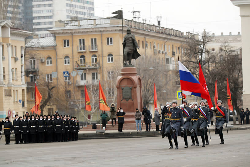 Военнослужащие выносят флаг России и копию Знамени Победы на площади Павших борцов в Волгограде