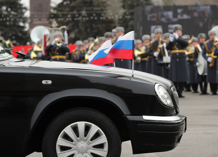 Правительственный автомобиль на площади Павших борцов в Волгограде 