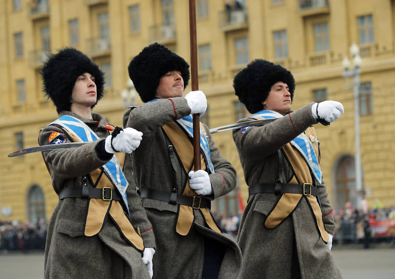 Представители местного отделения казачьего войска Донского на параде в Волгограде