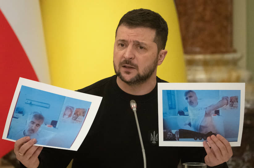 Владимир Зеленский демонстрирует снимки Михаила Саакашвили по время пресс-конференции, 1 февраля