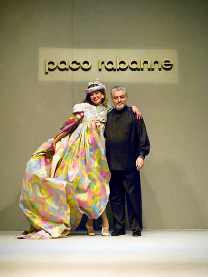 Неиссякаемая фантазия модельера отмечена множеством наград: «Золотой иглой», премией «Почести моды», присужденной Первым международным фестивалем моды в 1985 году, испанским орденом Изабеллы, французским орденом Почетного легиона