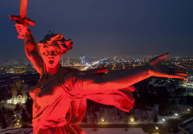 Волгоград. Монумент «Родина-мать зовет» в подсветке во время праздничных мероприятий, приуроченных 80-летию победы в Сталинградской битве