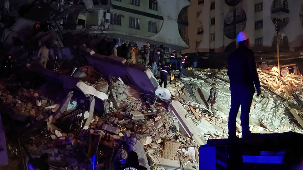 Спасатели извлекают пострадавших из-под разрушенного здания в городе Диярбакыр на юго-востоке Турции