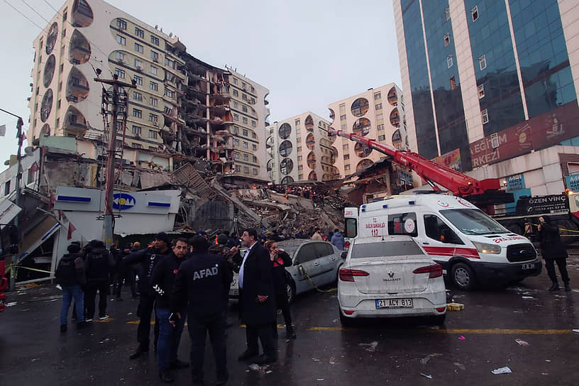 Спасатели разбирают завалы с выжившими внутри после землетрясения в Диярбакыре (Турция)