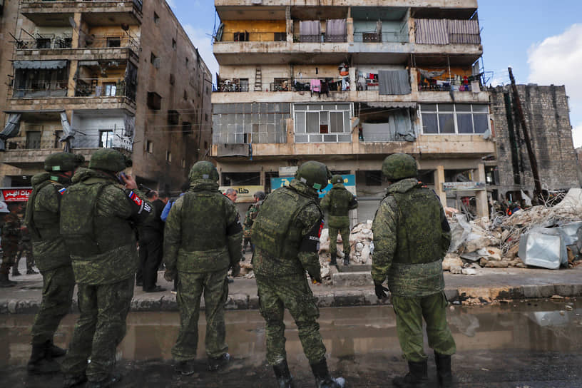 Российские военные помогают разбирать завалы в Алеппо (Сирия)