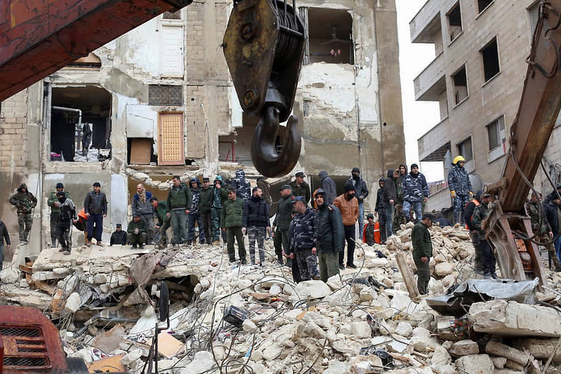 Спасательные работы на месте обрушенного здания из-за землетрясения в Сирии 