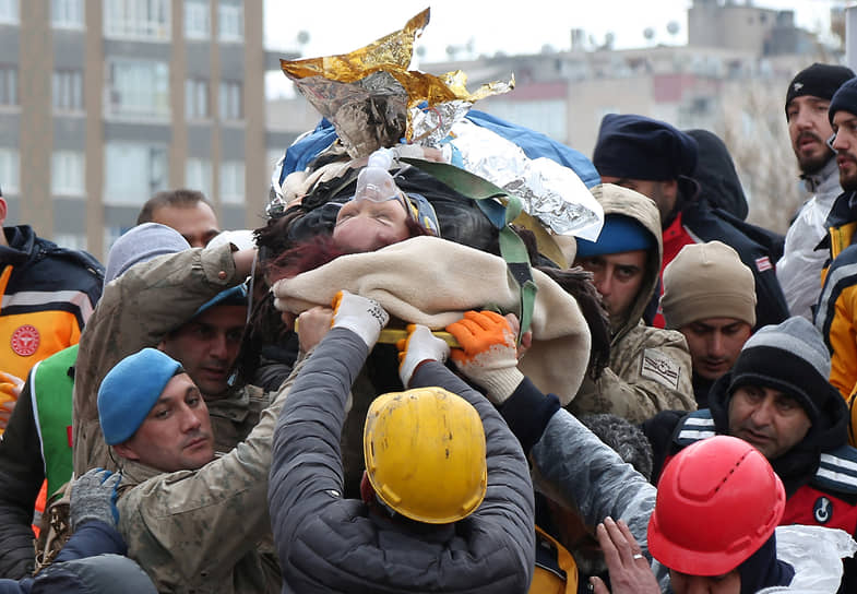 Спасатели эвакуируют пострадавшего в Диярбакыре (Турция)