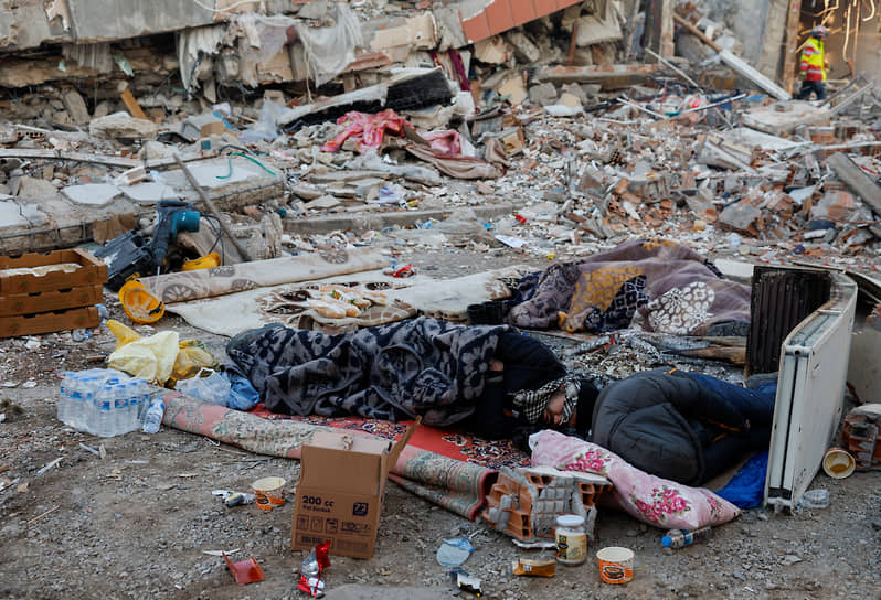 Местные жители спят среди обломков в Кырыкхане (Турция)