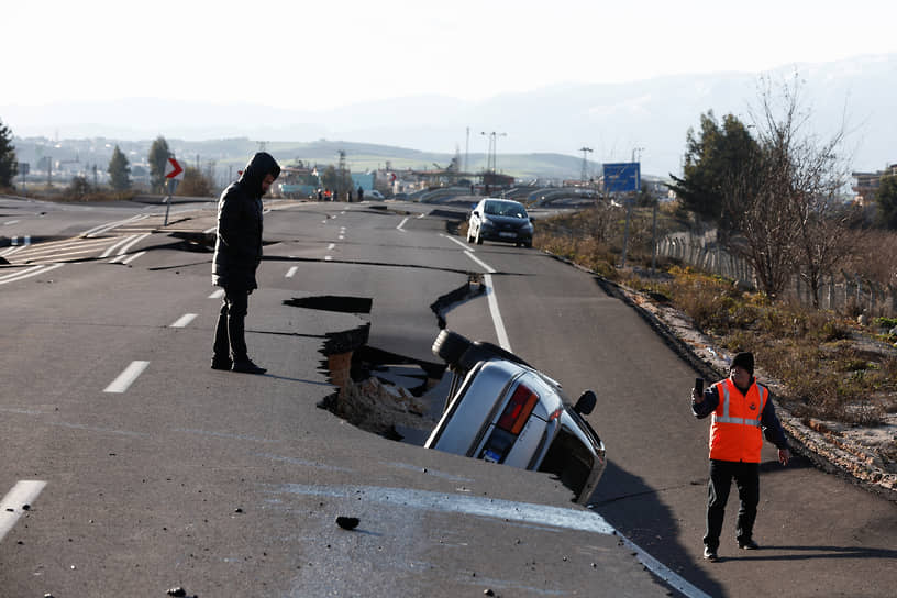 В результате землетрясения в Турции на дорогах образовались огромные трещины