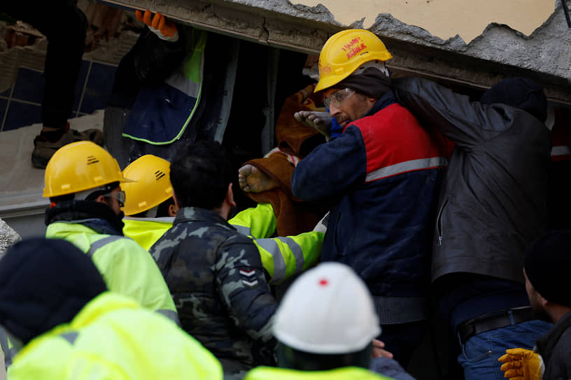 Спасатели извлекают тело погибшего из-под обломков в Кырыкхане (Турция)
