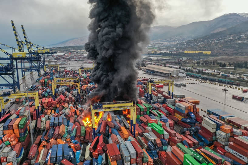 В турецком порту Искендерун после землетрясения начался пожар