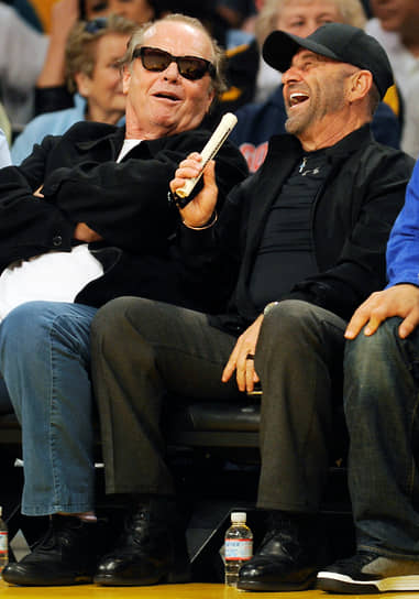 «Вот почему я не люблю давать интервью — потому что я так хорош в них!»
&lt;BR>На фото: Актеры Джек Николсон (слева) и Джо Пеши на матче НБА в Лос-Анджелесе
