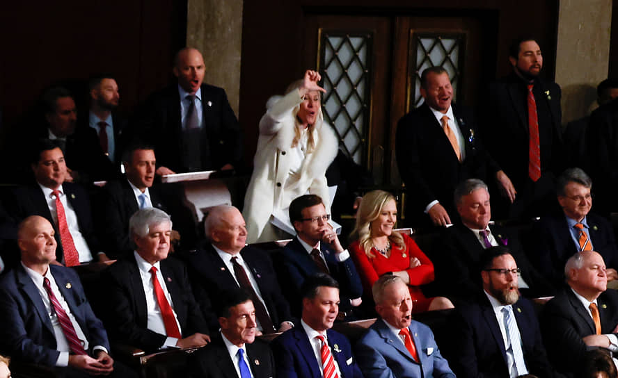 Конгрессвумен-республиканка Марджори Тейлор Грин (в белом) кричит на Джо Байдена во время его речи