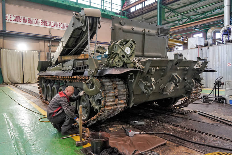 Цех 61-го Бронетанкового ремонтного завода (БТРЗ-61) в Стрельне