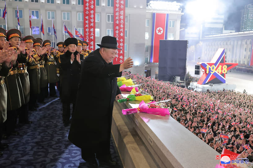 Ким Чен Ын приветствует участников и зрителей парада