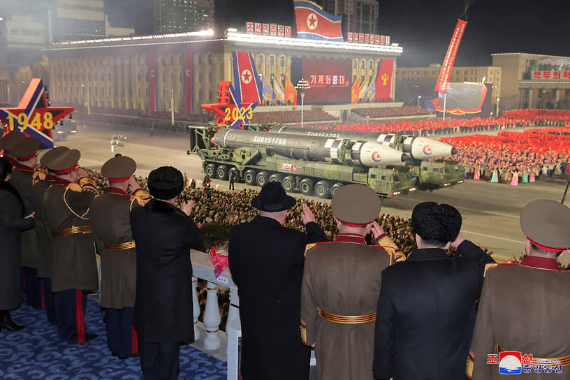 Ким Чен Ын наблюдает за демонстрацией ракет