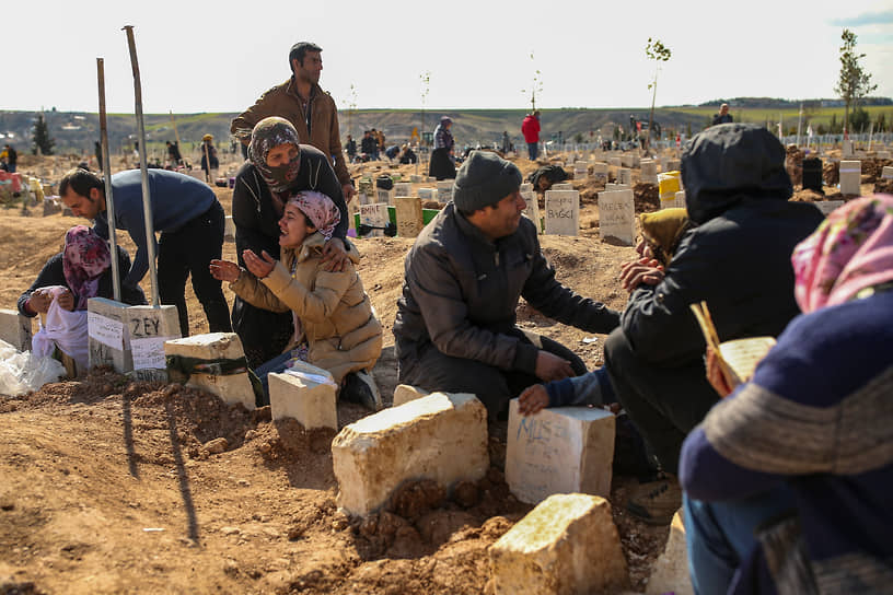Адыяман, Турция. Родственники погибших на кладбище