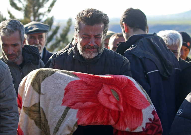 Провинция Адыяман, Турция. Похороны ребенка в деревне Гозебаси 